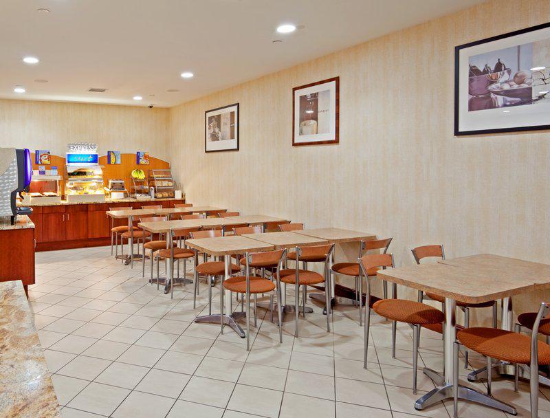 ניו יורק Holiday Inn Express Laguardia Airport, An Ihg Hotel מסעדה תמונה